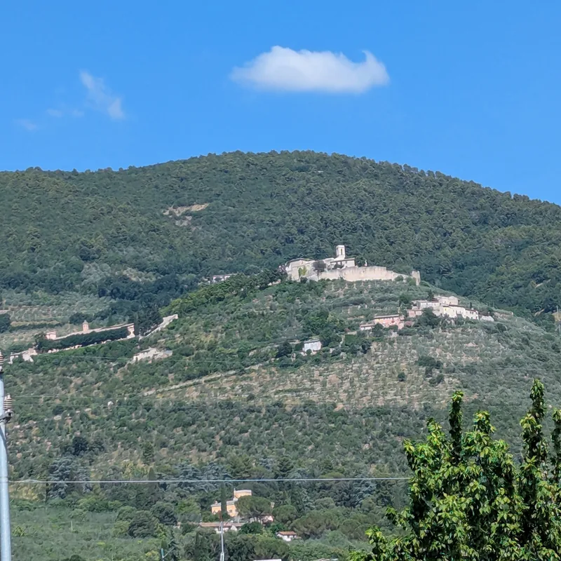 Le colline intorno a Borgo Campello sul Clitunno