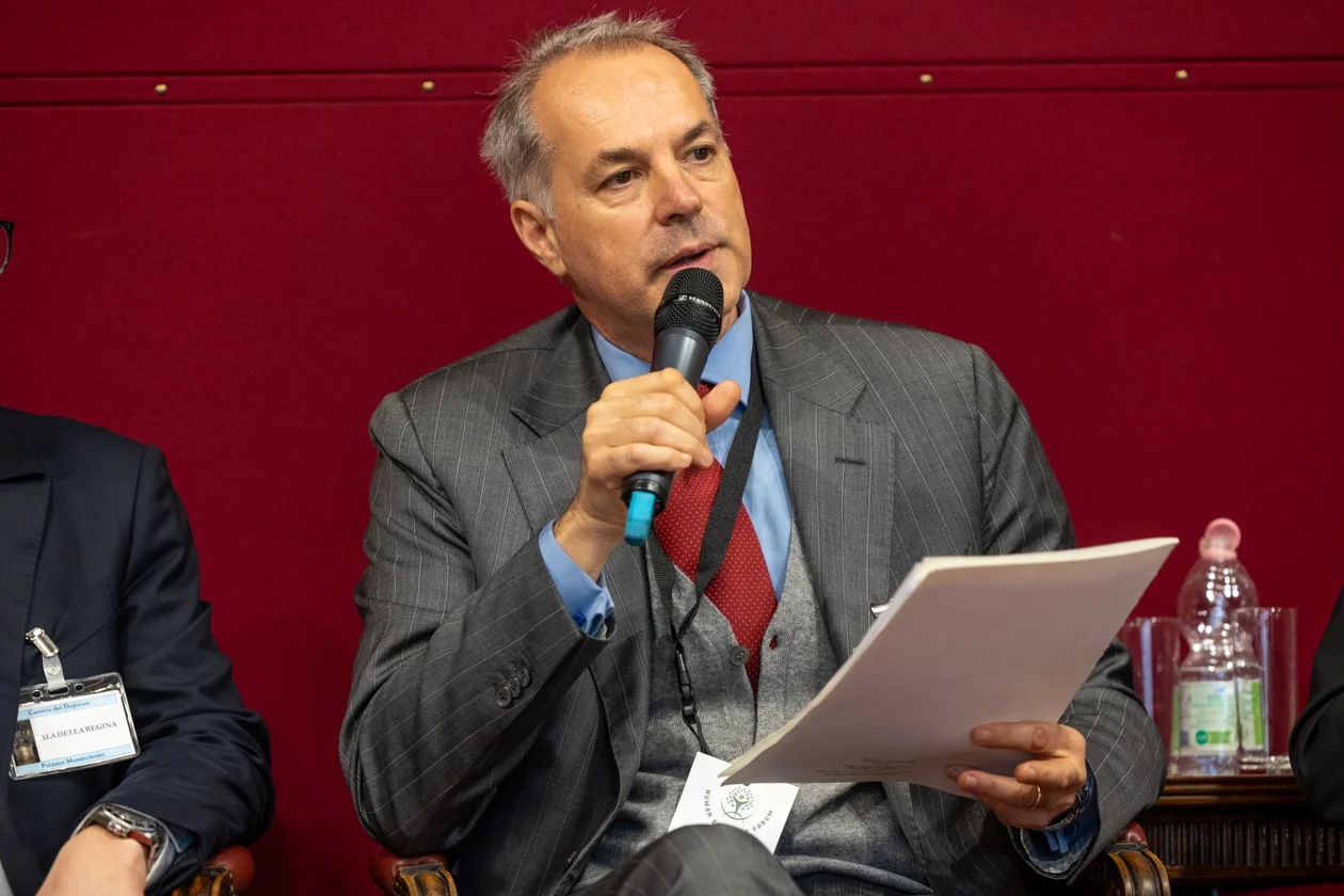Vincenzo Naschi, Presidente dello Human Economic Forum, interviene durante la prima edizione a Roma, dicembre 2024.