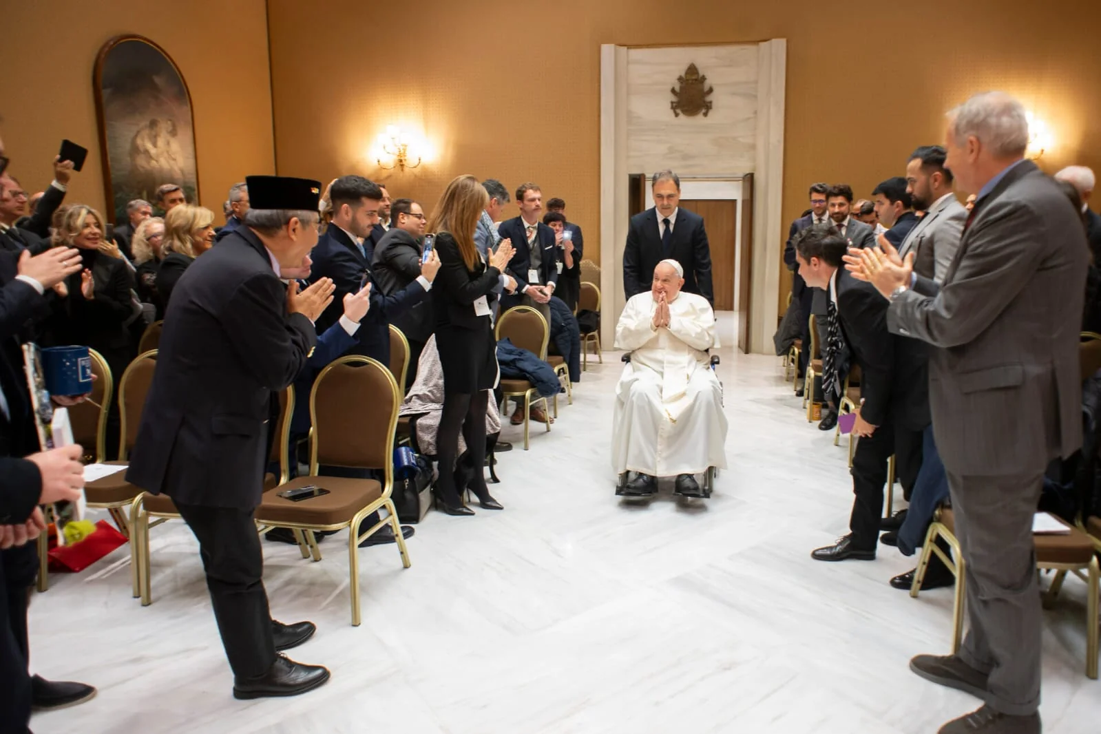 La delegazione del Forum applaude durante l’udienza privata con Papa Francesco in Vaticano, dicembre 2024.